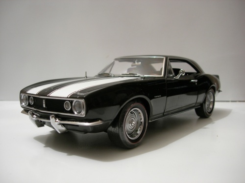 Chevrolet Camaro Z28 1/18 American Muscle Z28 nero bandes biancos 1967 modellino in miniatura