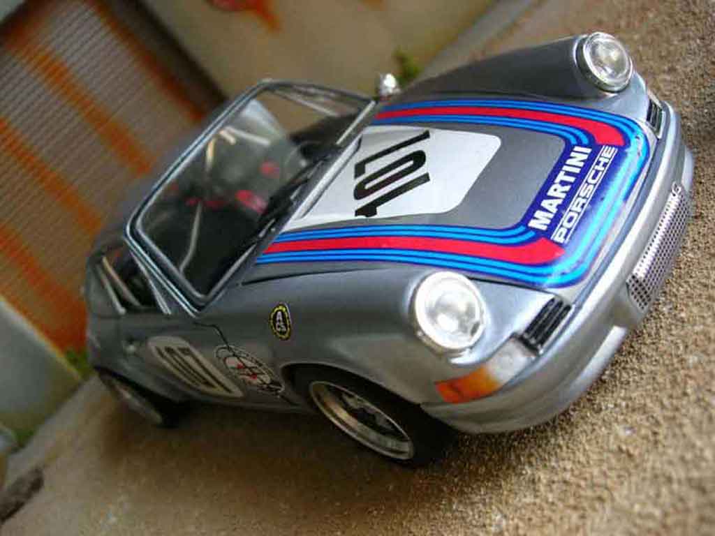 Porsche 911 RS 1/18 Universal Hobbies RS 2.7 martini modellino in miniatura
