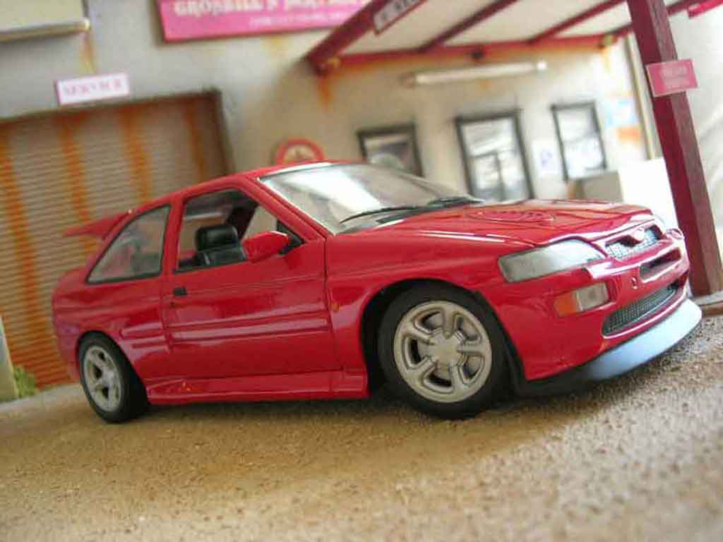 Ford Escort Cosworth 1/18 Ut Models Cosworth rs rosso modellino in miniatura