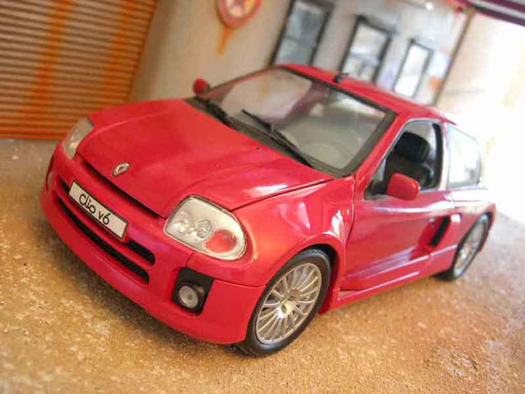 Renault Clio V6 1/18 Universal Hobbies V6 rosso modellino in miniatura