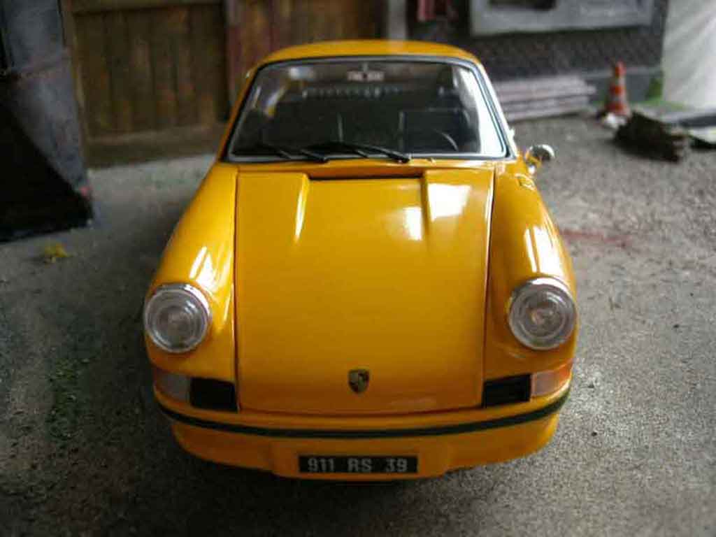 Porsche 911 RS 1/18 Universal Hobbies RS 2.7 giallo modellino in miniatura