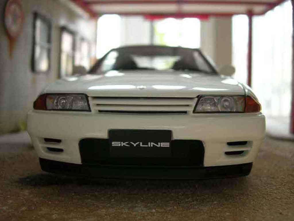 Nissan Skyline R32 1/18 Autoart R32 gt-r v-spec ii bianco modellino in miniatura
