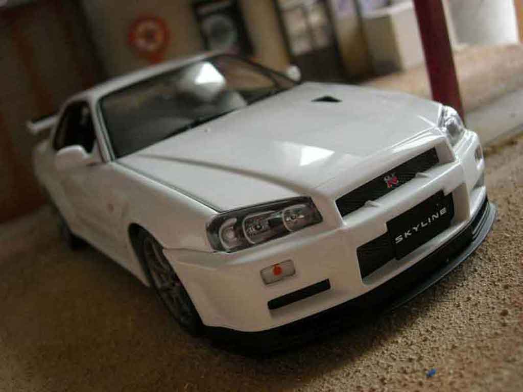 Nissan Skyline R34 1/18 Autoart R34 gtr v-spec ii bianco modellino in miniatura