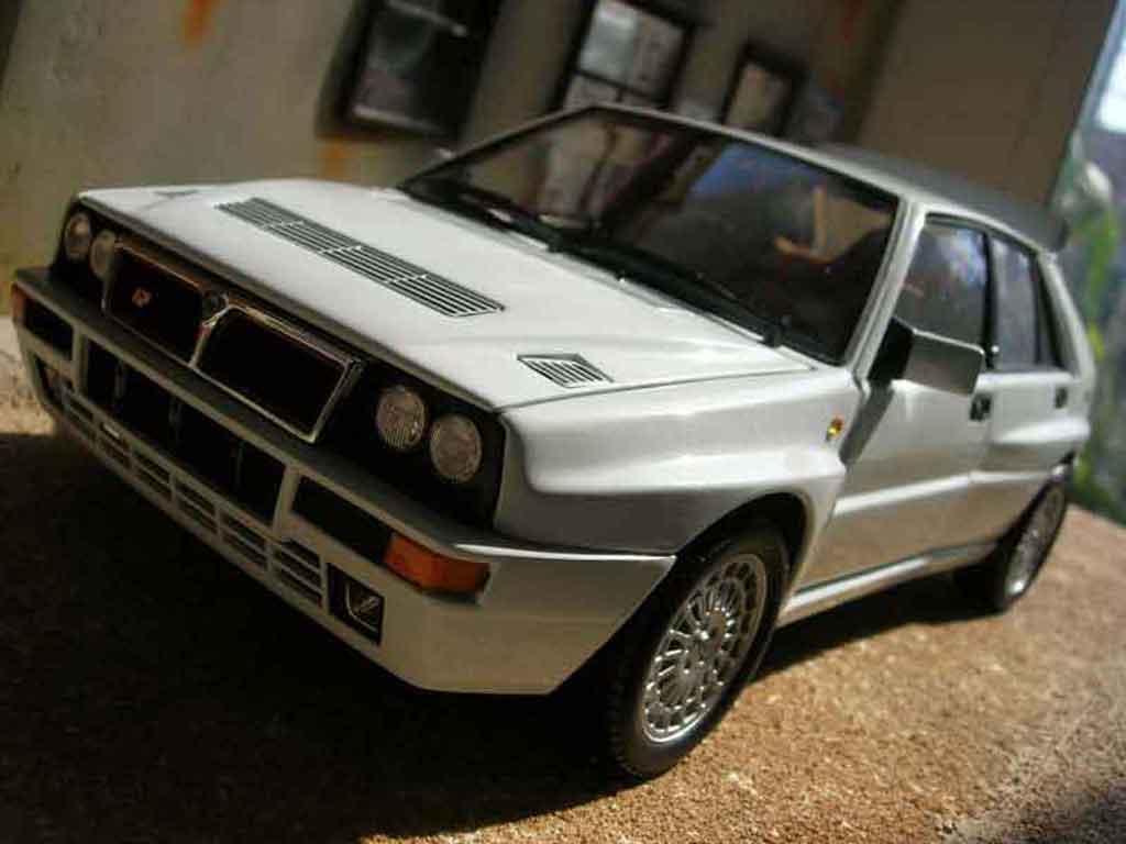 Lancia Delta HF Integrale 1/18 Kyosho HF Integrale evolution 2 bianco modellino in miniatura