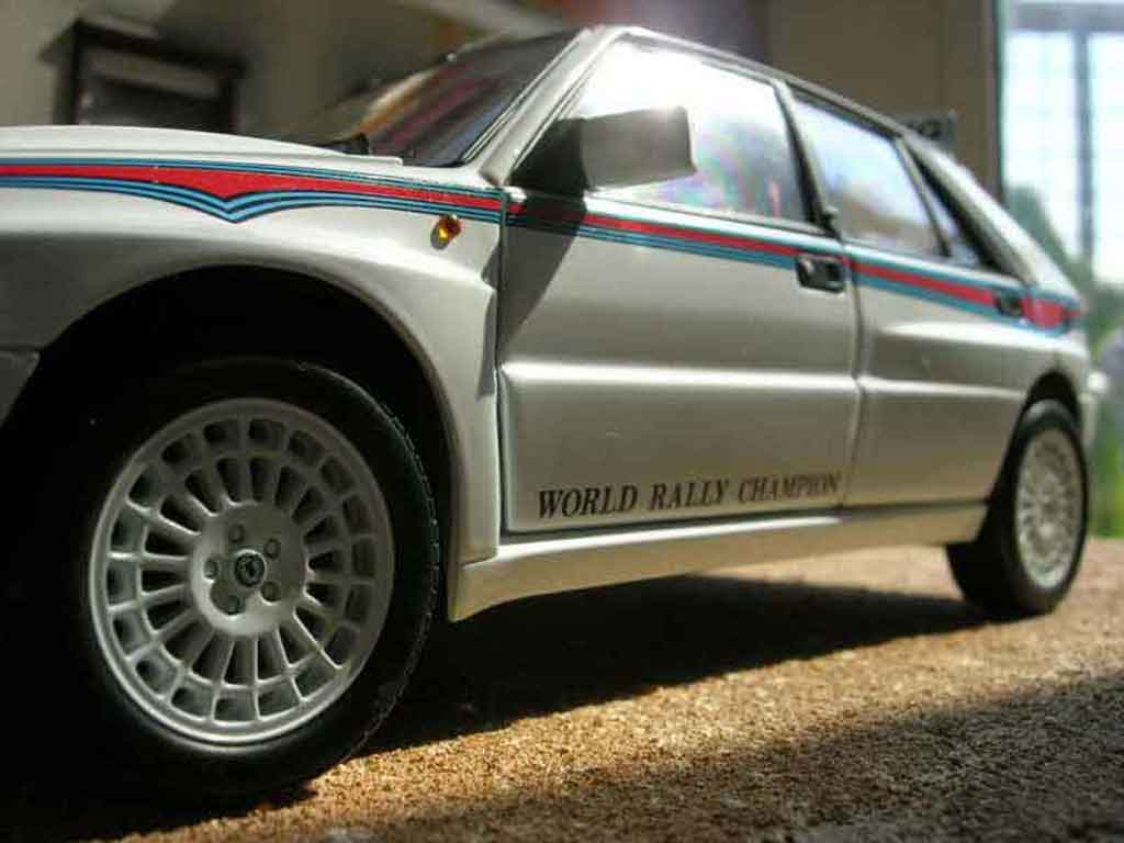Lancia Delta HF Integrale 1/18 Kyosho HF Integrale evolution 2 martini modellino in miniatura