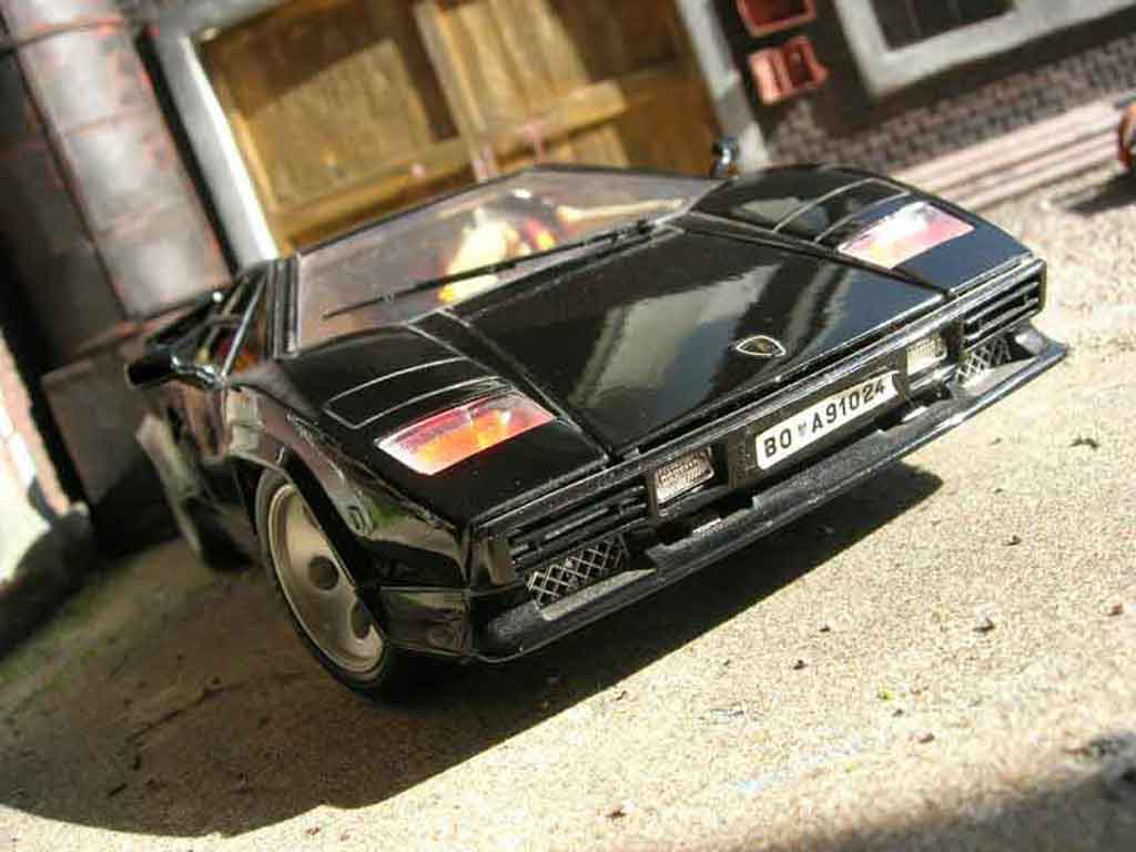 Lamborghini Countach 5000 Quattrovalvole 1/18 Burago 5000 Quattrovalvole nero modellino in miniatura