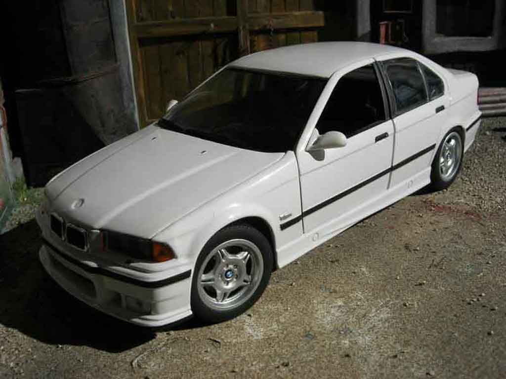 Bmw M3 E36 berline 1/18 Ut Models E36 berline bianco modellino in miniatura