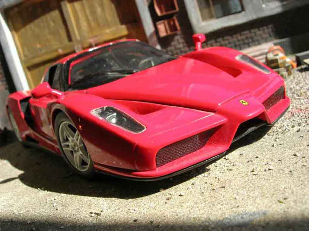Ferrari Enzo 1/18 Hot Wheels rosso modellino in miniatura