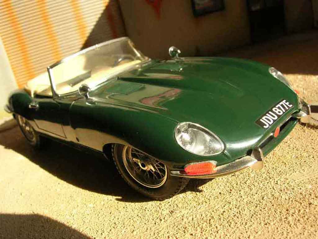 Jaguar E-Type 1961 1/18 Burago 1961 grun modellino in miniatura