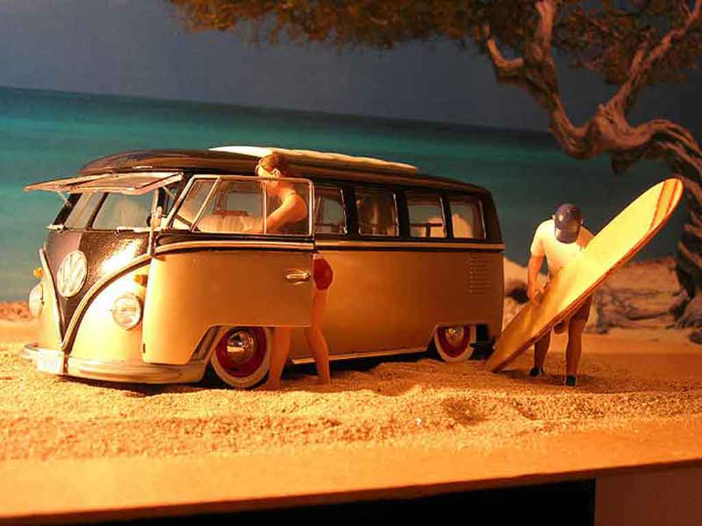 Volkswagen Combi 1/18 Welly microbus bully samba modellino in miniatura