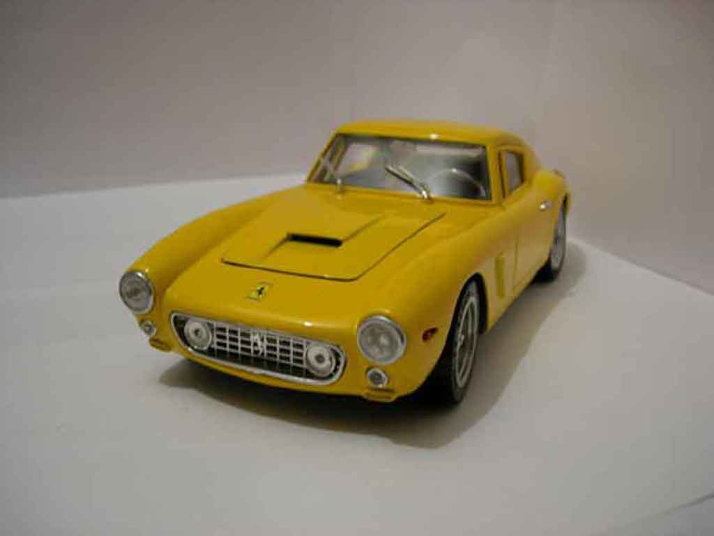 Ferrari 250 GT 1961 1/18 Universal Hobbies GT 1961 berlinette modellino in miniatura