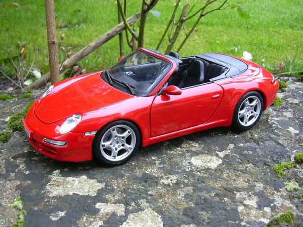 Porsche 997 Cabriolet 1/18 Maisto Cabriolet S rosso modellino in miniatura