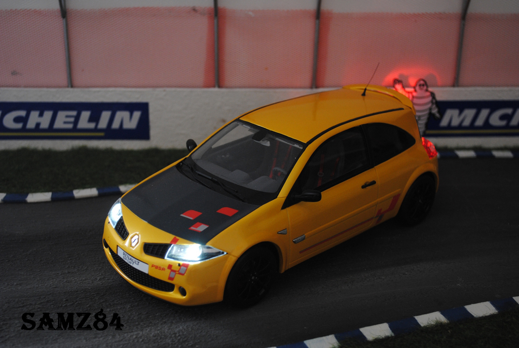 Renault Megane R26R 1/18 Ottomobile R26R Jaune Sirius LED tuning modellino in miniatura
