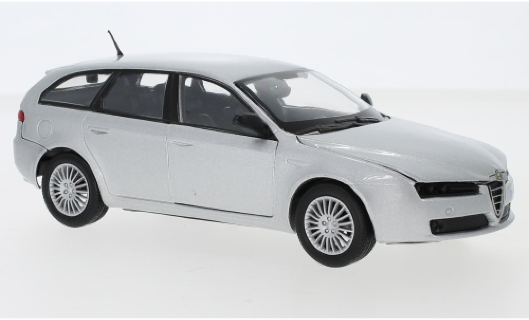 Alfa Romeo 159 1/24 Motormax SW silber 1:24 modellino in miniatura