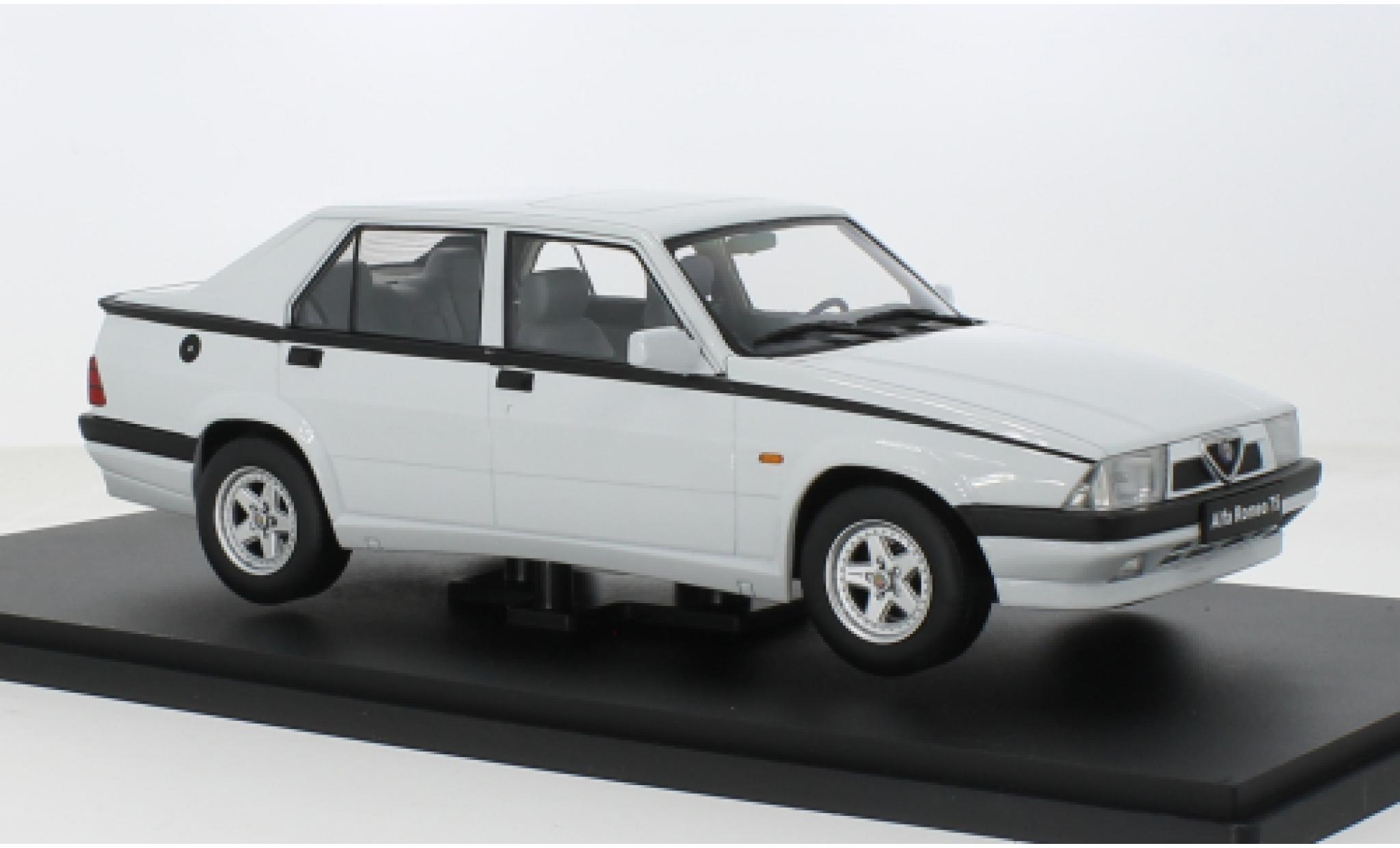 Alfa Romeo 75 1/18 Triple 9 Collection weiss Triple 9 Coll 1:18 modellino in miniatura