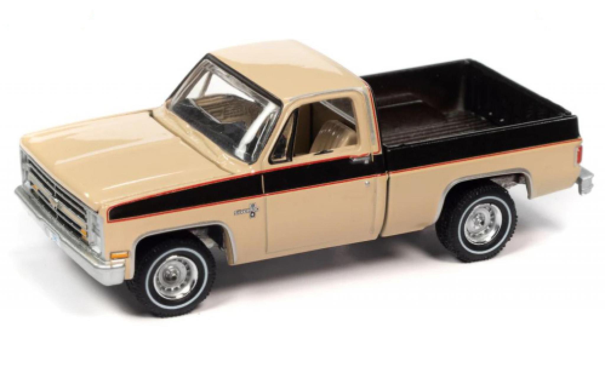 Chevrolet Silverado 1/64 Auto World 10 Fleetside beige/brun 1985 modellino in miniatura
