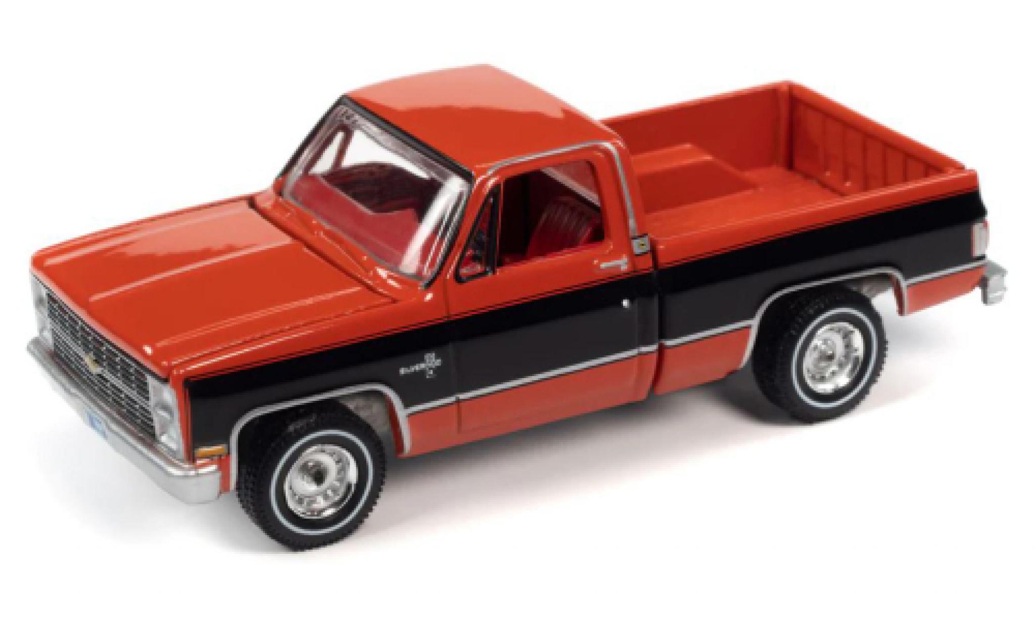 Chevrolet Silverado 1/64 Auto World 10 Fleetside rosso/nero 1984 modellino in miniatura