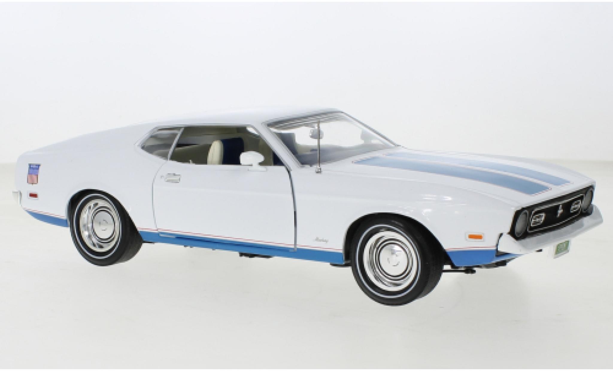 Ford Mustang 1/18 Auto World Fastback bianco/blu 1972 modellino in miniatura