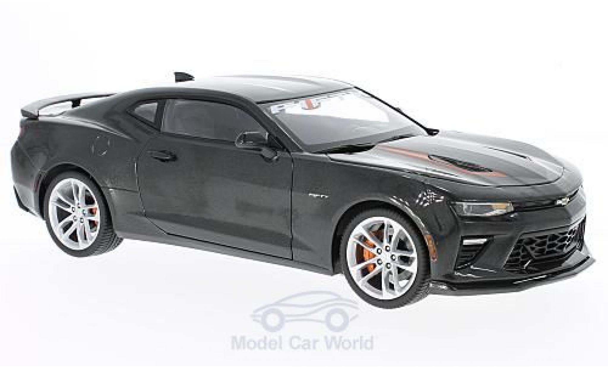 Chevrolet Camaro RS 1/18 Auto World SS metallico grigio 2017 50th Anniversary modellino in miniatura