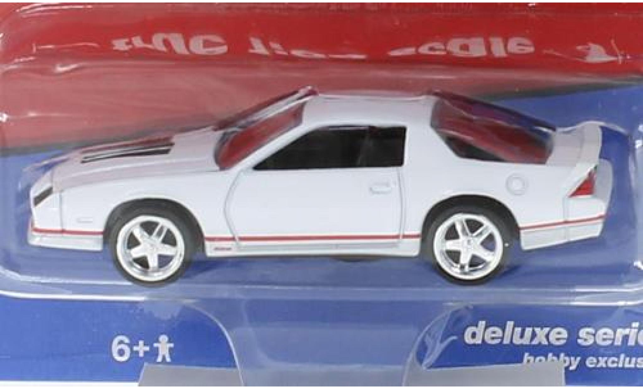 Chevrolet Camaro 1/64 Auto World bianco 1984 modellino in miniatura