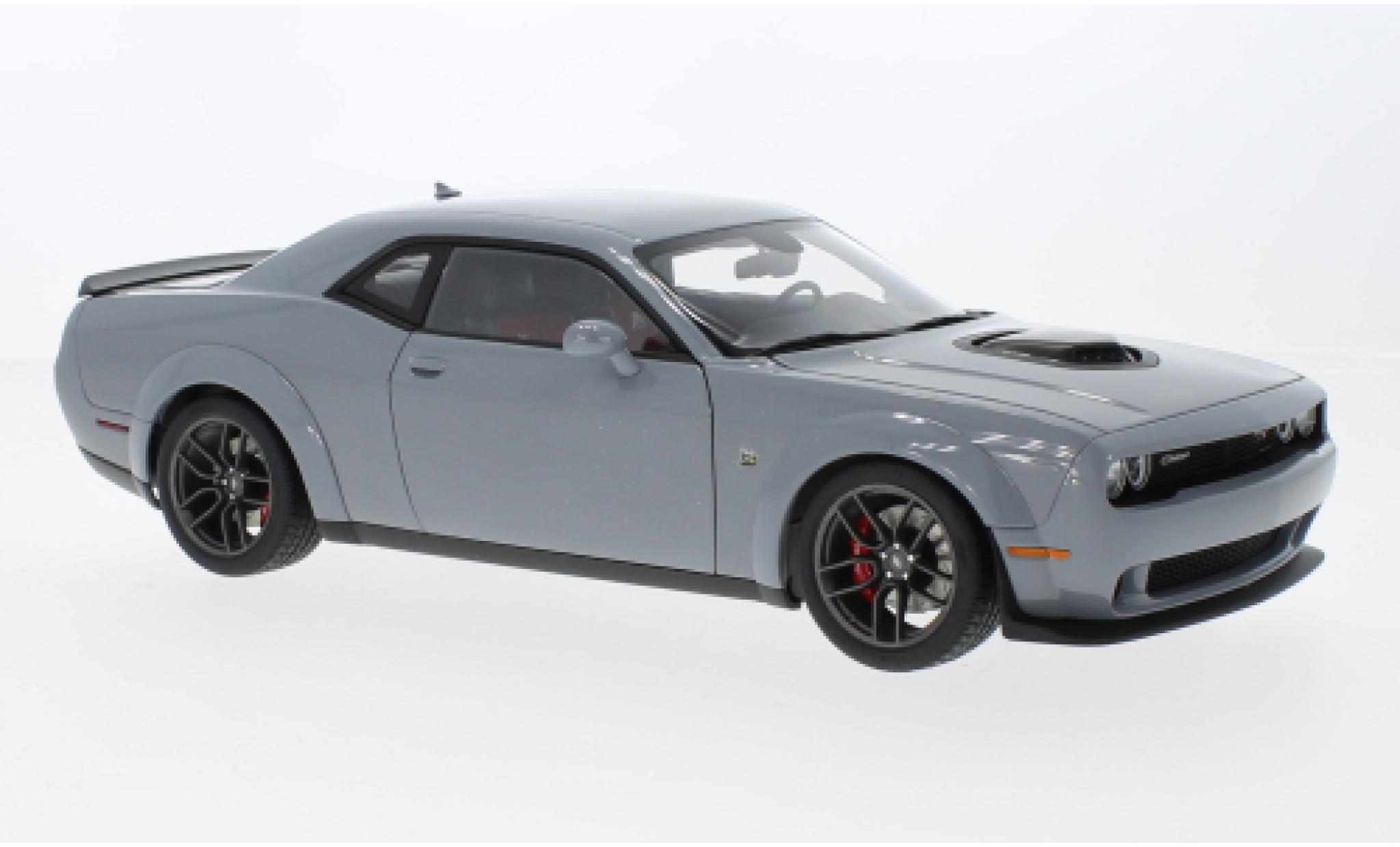 Dodge Challenger 1/18 AUTOart R/T Scat Pack Shaker Widebody grigio clair 2022 modellino in miniatura