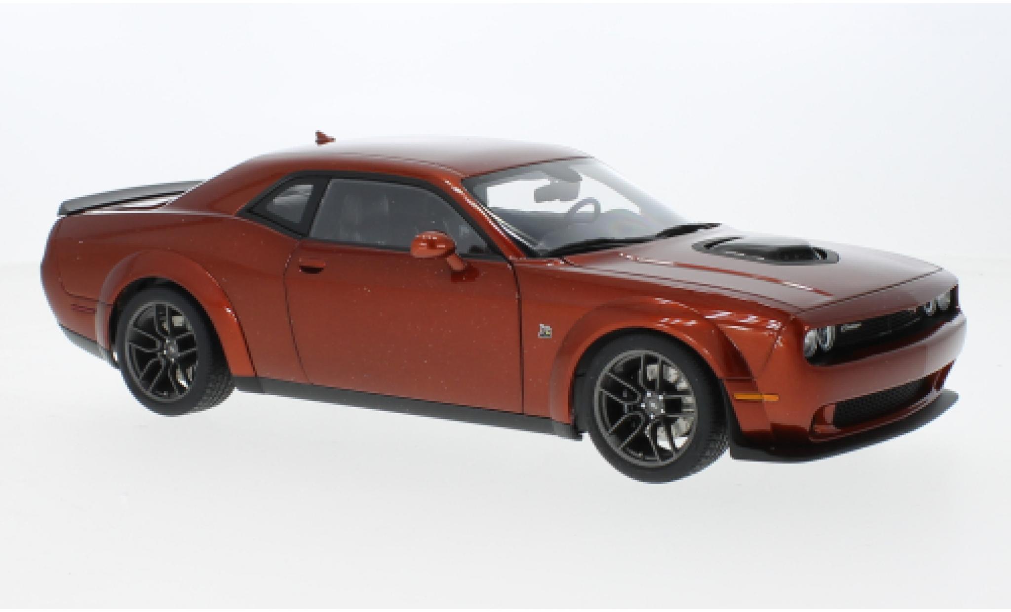 Dodge Challenger 1/18 AUTOart R/T Scat Pack Shaker Widebody metallise brun 2022 modellino in miniatura