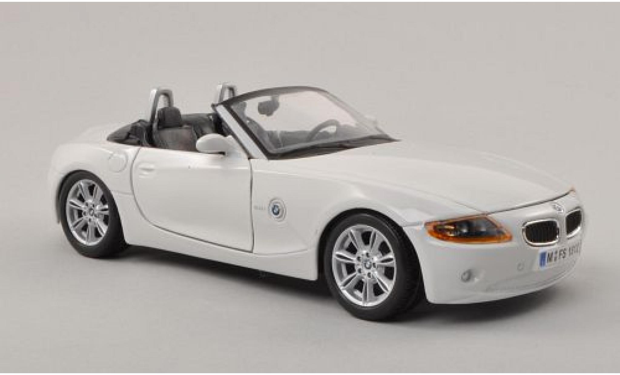 Bmw Z4 1/24 Burago bianco modellino in miniatura
