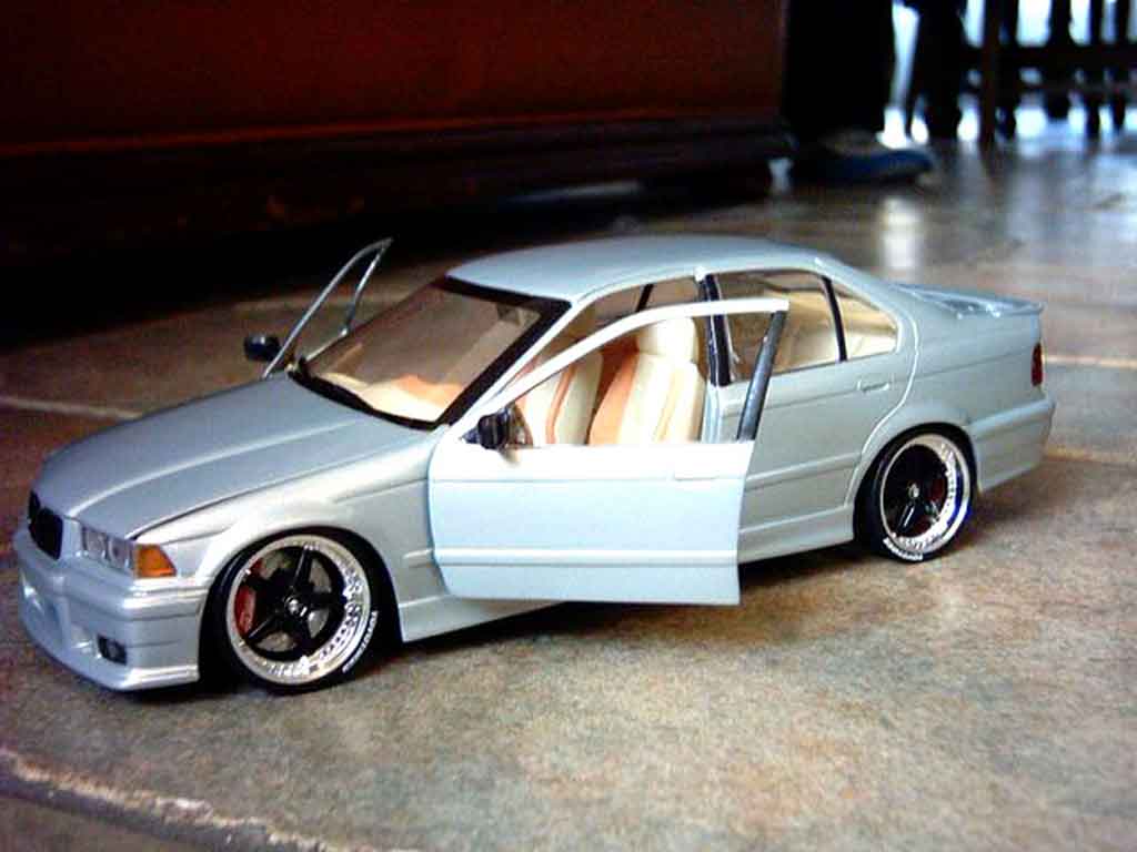 Bmw 318 E36 1/18 Ut Models E36 is berline jantes racing harts 18 pouces tuning modellino in miniatura