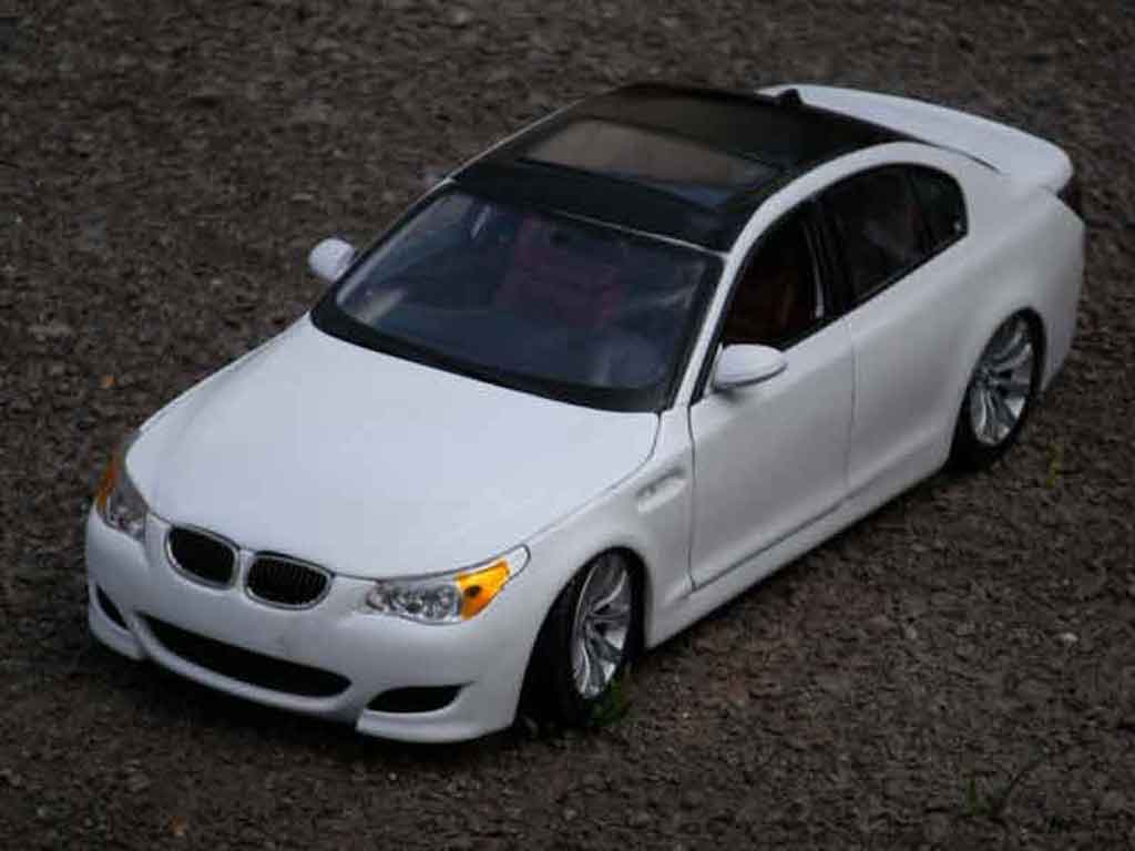 Bmw M5 E60 1/18 Maisto E60 bianco et nero modellino in miniatura
