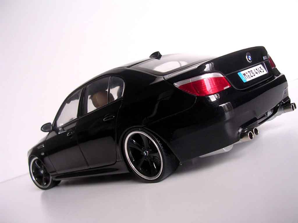 Bmw M5 E60 1/18 Kyosho E60 jantes techart neros modellino in miniatura
