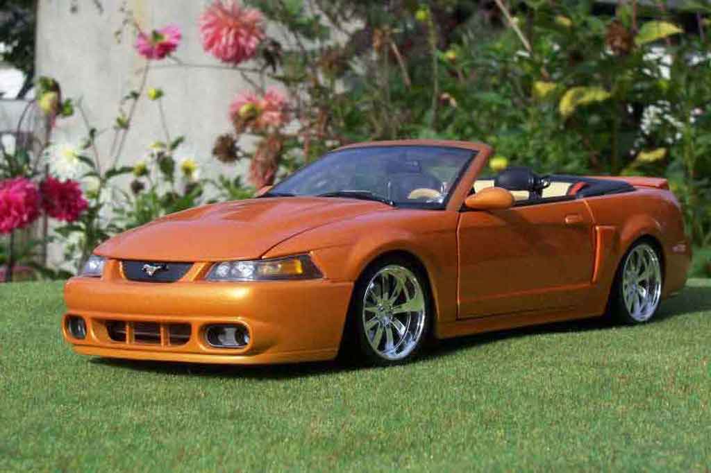 Ford Mustang 2003 1/18 Ut Models 2003 svt cabriolet orange juice tuning modellino in miniatura