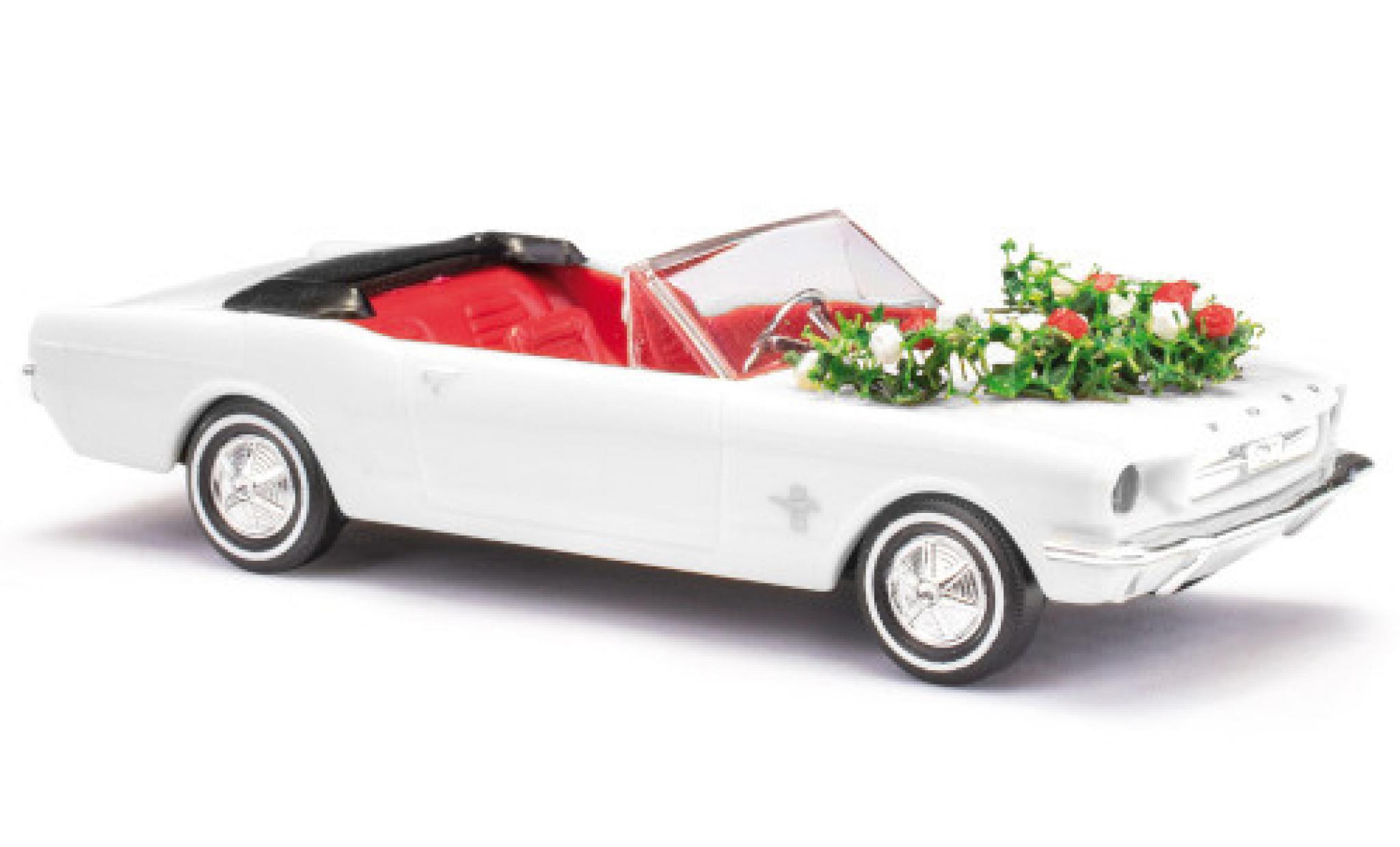 Ford Mustang 1/87 Busch Convertibile bianco mariage avec Décoration modellino in miniatura