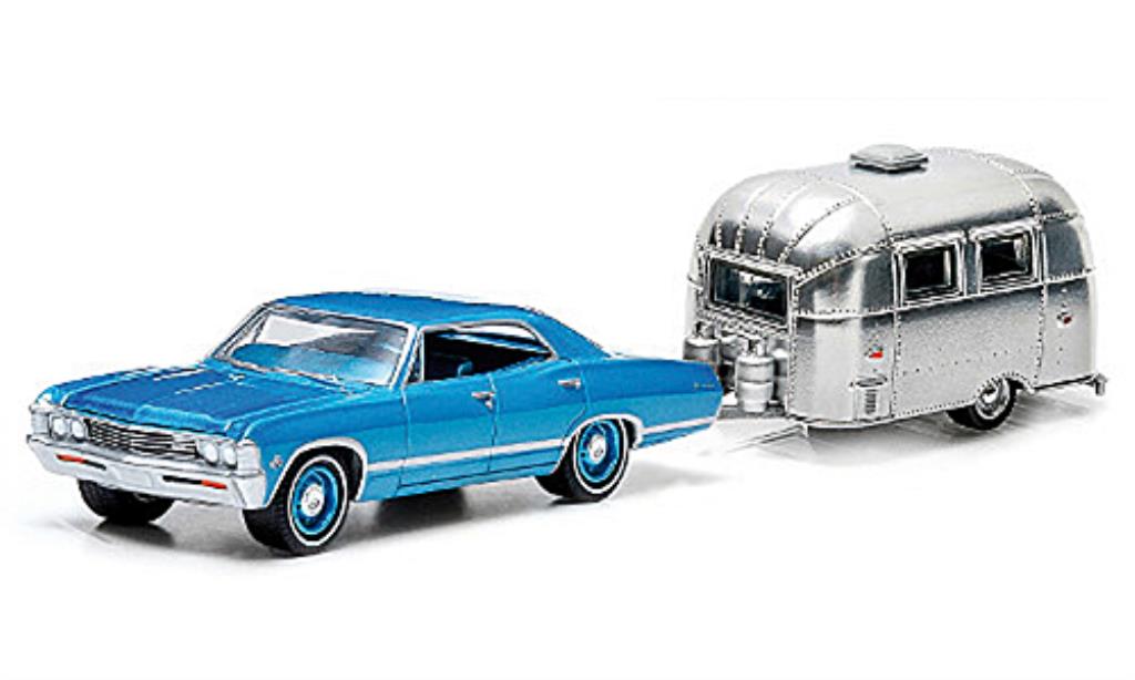 Chevrolet Impala 1/64 Greenlight Sport Sedan blu und Airstream 16 Bambi 1967 modellino in miniatura