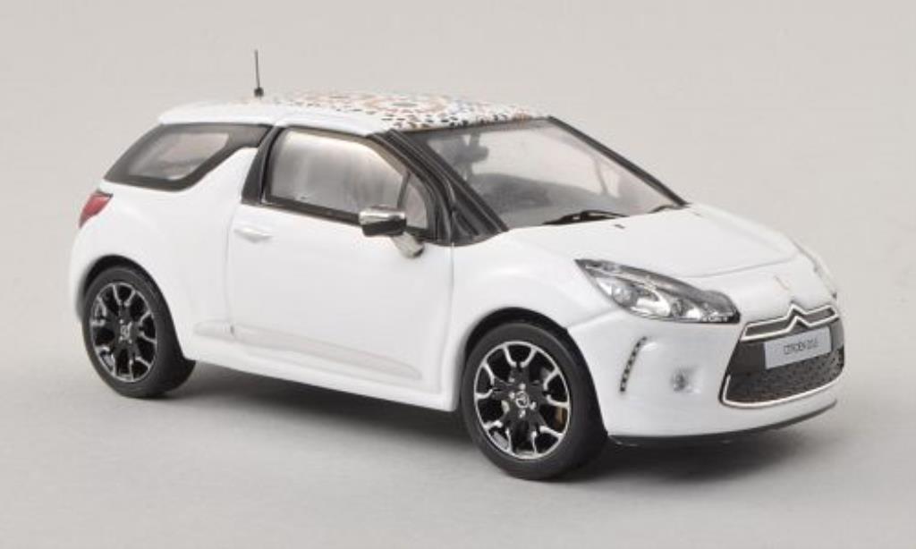 DS Automobiles DS3 1/43 IXO Kenzo Edition bianco mit Dachdekoration 2010 modellino in miniatura