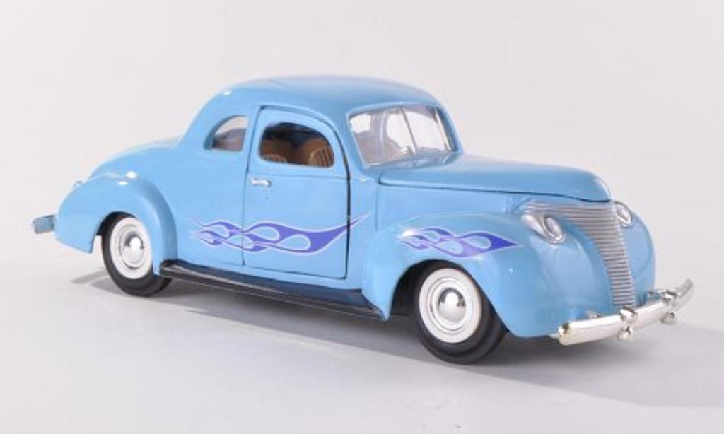 Ford Custom 1/24 Motormax blu mit Flammendekor 1949 modellino in miniatura