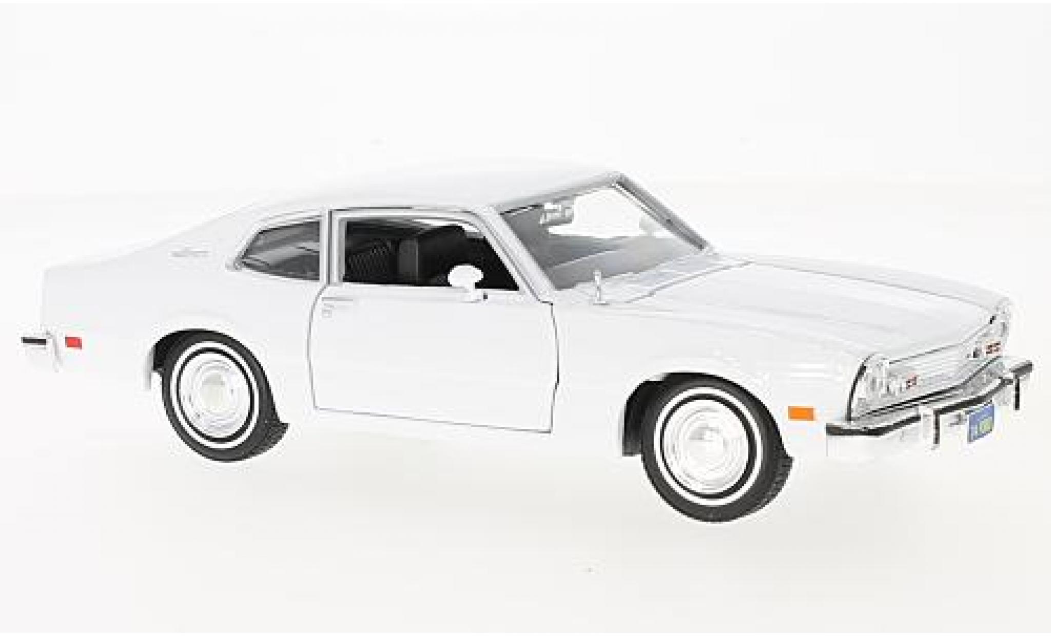 Ford Maverick 1/24 Motormax Grabb weiss 1:24 modellino in miniatura