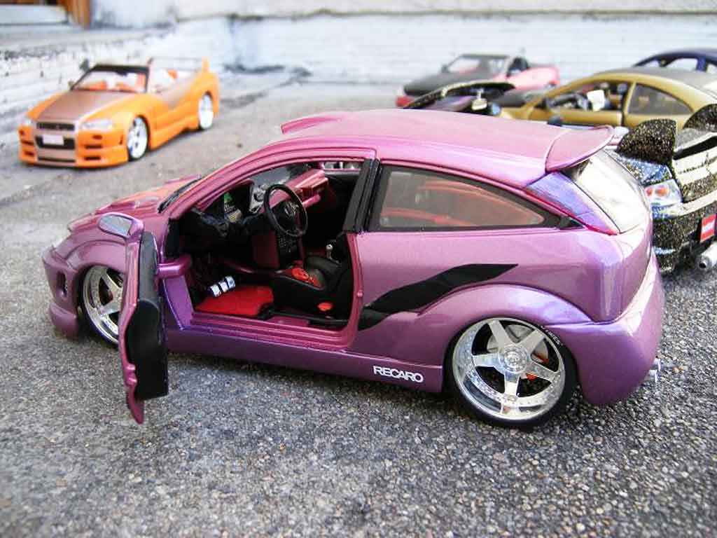 Ford Focus RS 1/18 Burago RS violine show car tuning modellino in miniatura