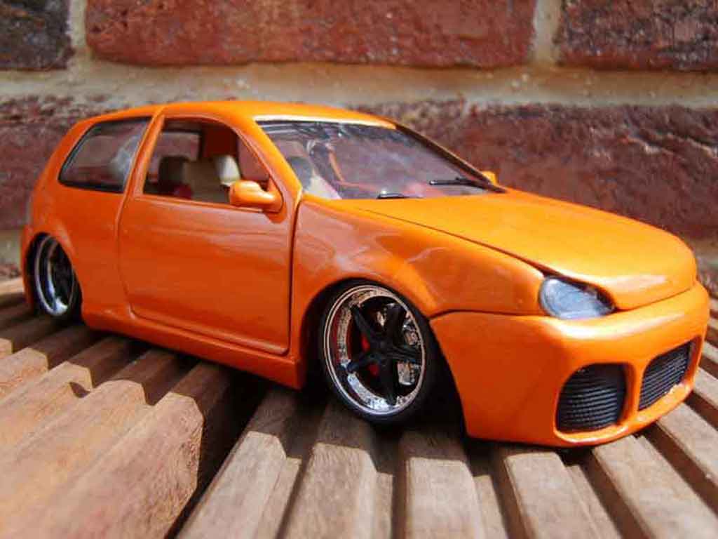 Volkswagen Golf 4 GTI 1/18 Revell 4 GTI virus modellino in miniatura