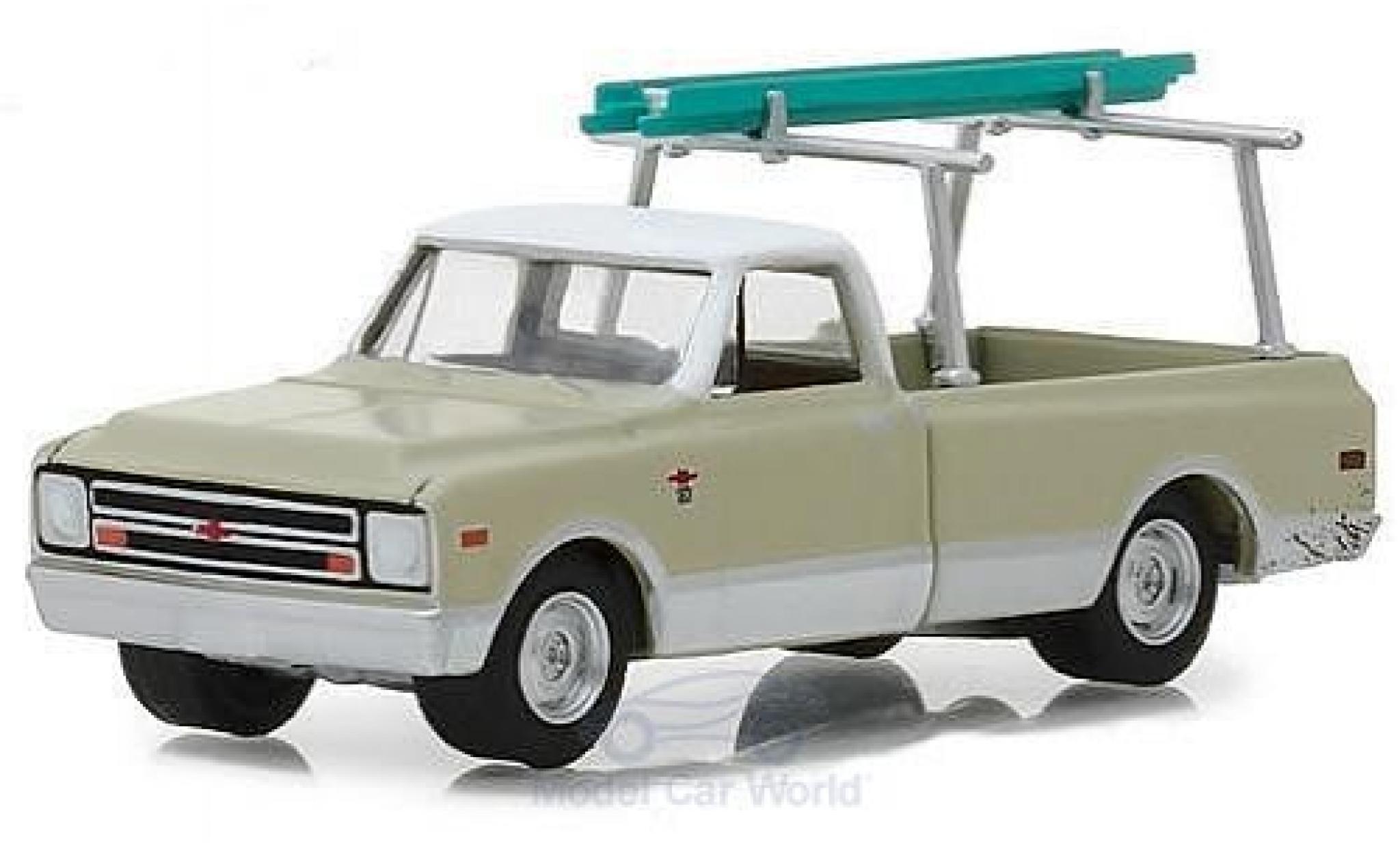 Chevrolet C-10 1/64 Greenlight beige/bianco 1970 mit Leiter modellino in miniatura