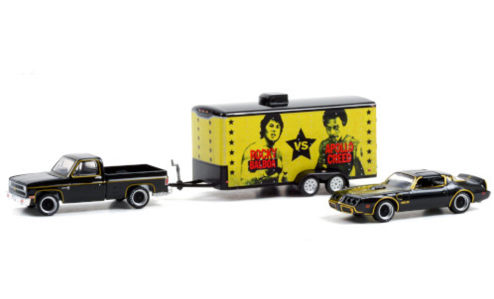 Chevrolet C-10 1/64 Greenlight Custom Deluxe nero/gold 1981 mit 1979 Pontiac Firebird Trans Am und Zweiachskofferanhänger Rocky II modellino in miniatura