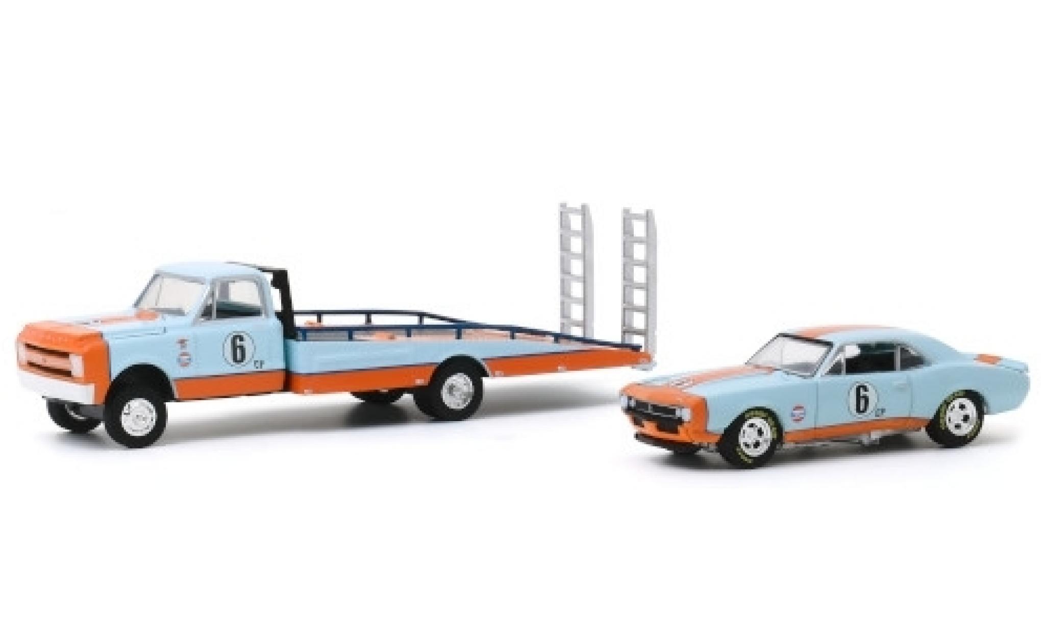 Chevrolet C-30 1/64 Greenlight Ramp Truck blu/orange Gulf 1967 avec Camaro No.6 avec Rampes de chargement modellino in miniatura