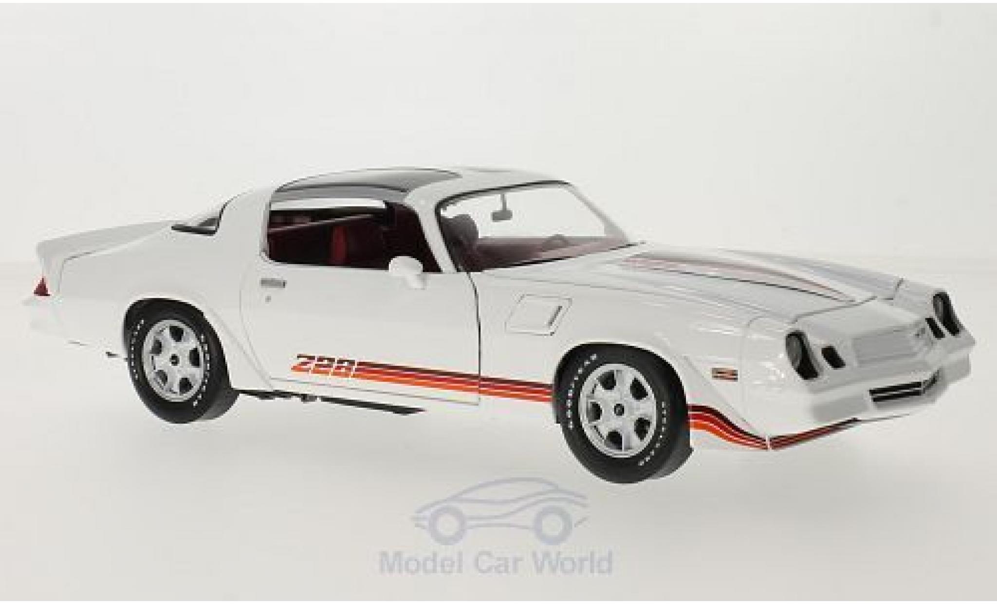Chevrolet Camaro Z28 1/18 Greenlight Z28 bianco/rosso 1981 modellino in miniatura