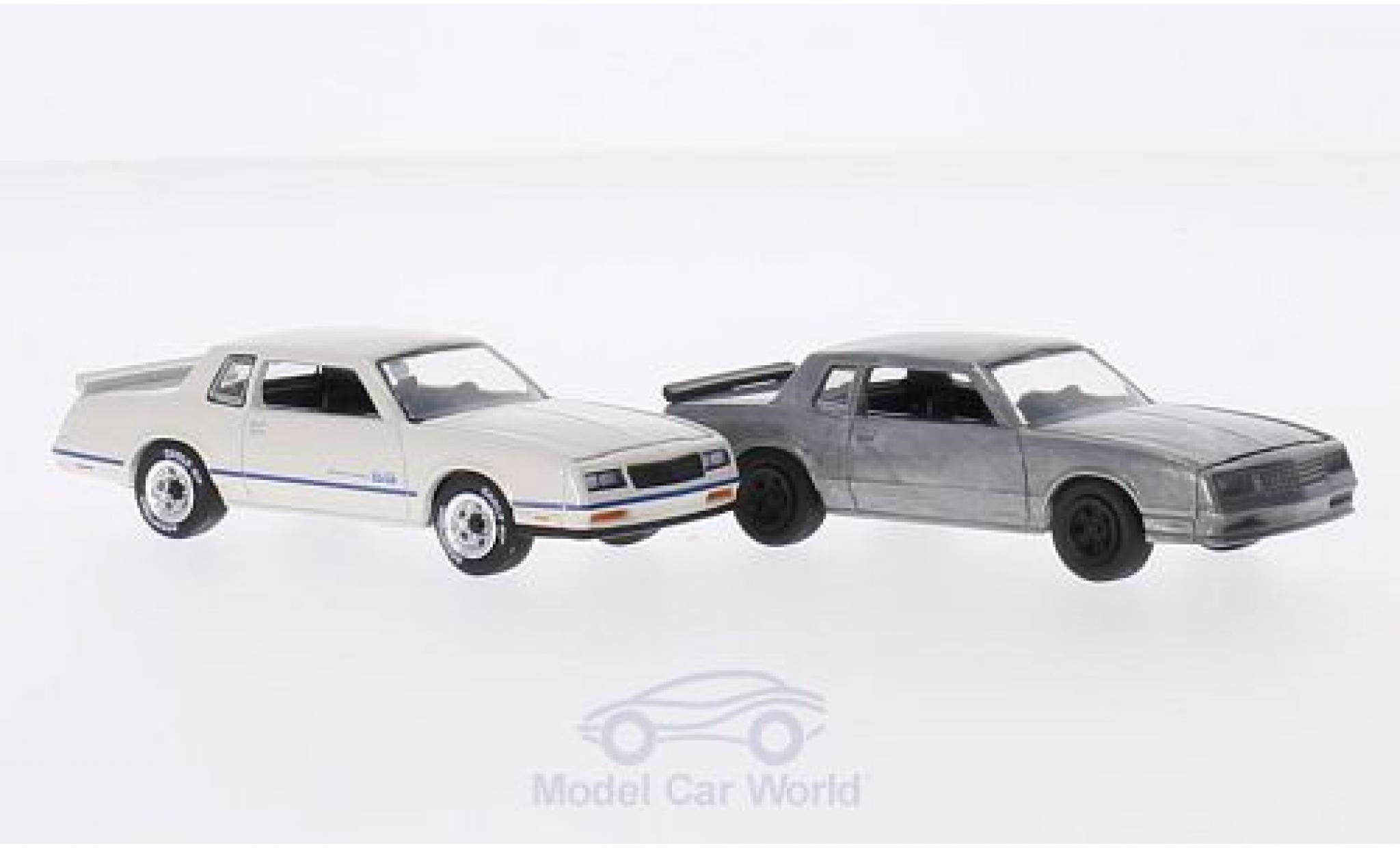 Chevrolet Monte Carlo 1/64 Greenlight SS 1984 2er-Set in PC-Box je 1x bianco/blu und 1x unlackiert FirstCut modellino in miniatura