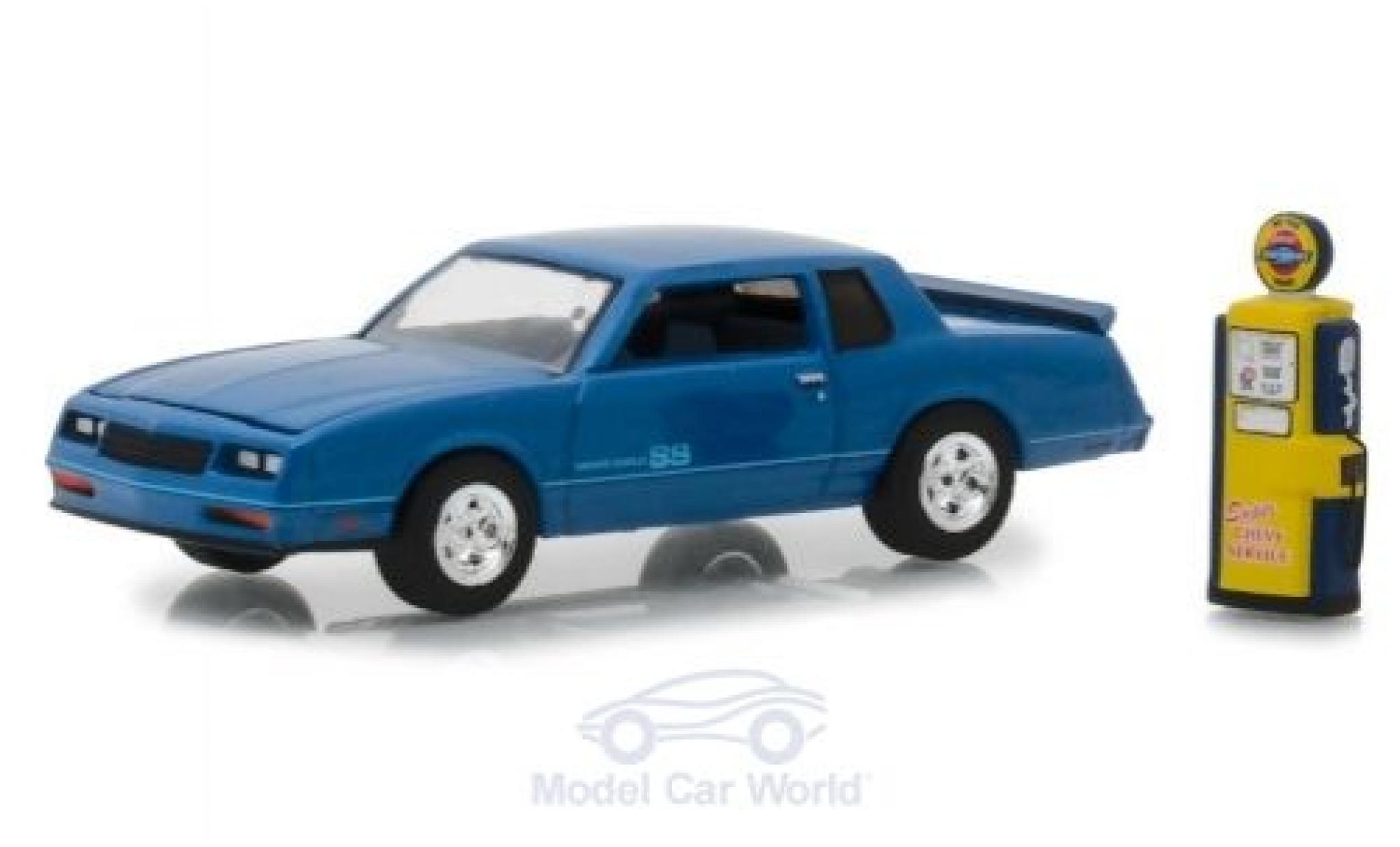 Chevrolet Monte Carlo 1/64 Greenlight SS metallico blu 1984 mit Zapfsäule modellino in miniatura