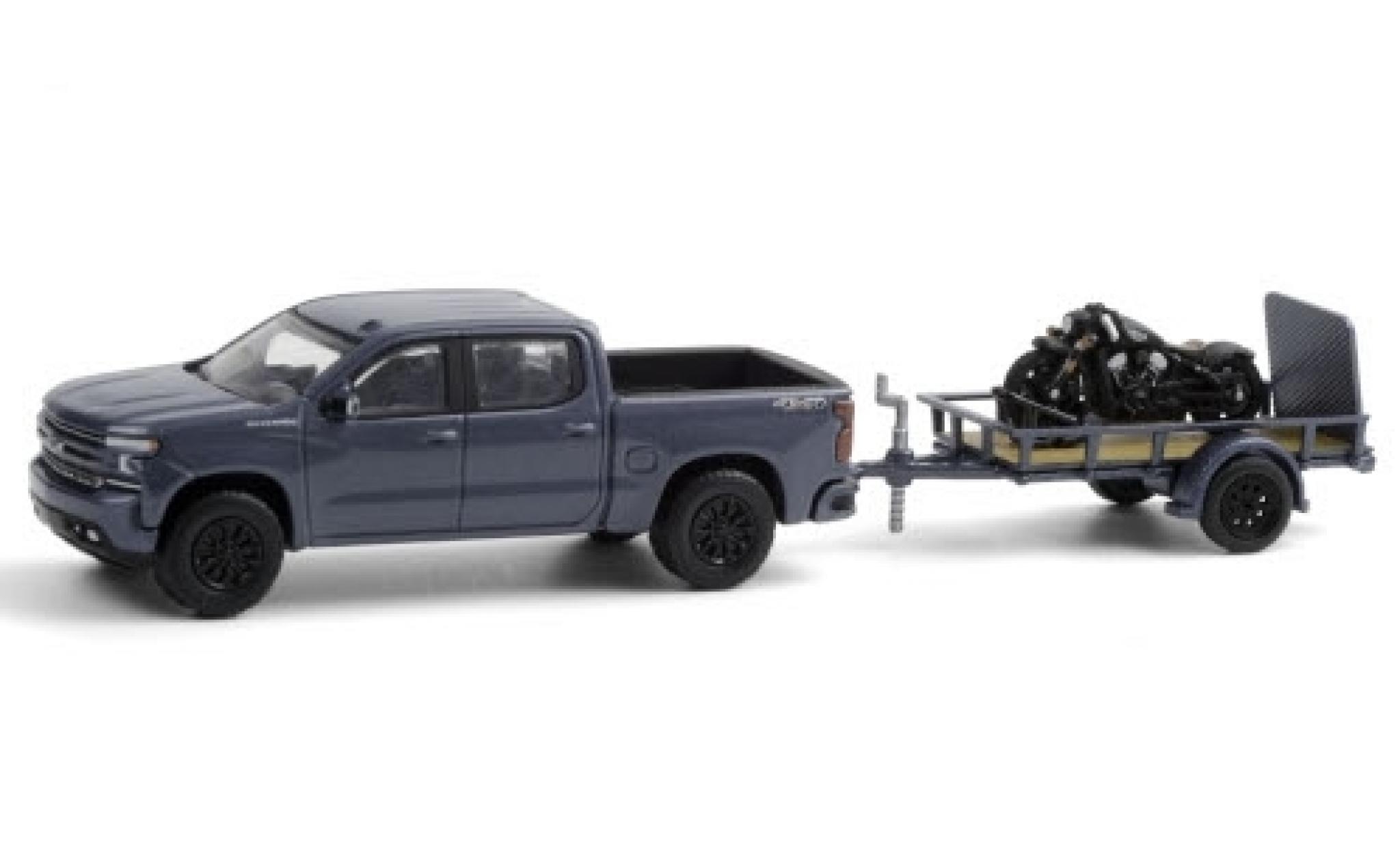 Chevrolet Silverado 1/64 Greenlight metallico blu 2020 avec Indian Scout Bobber remorque d´une axe et Auffahrrampe modellino in miniatura