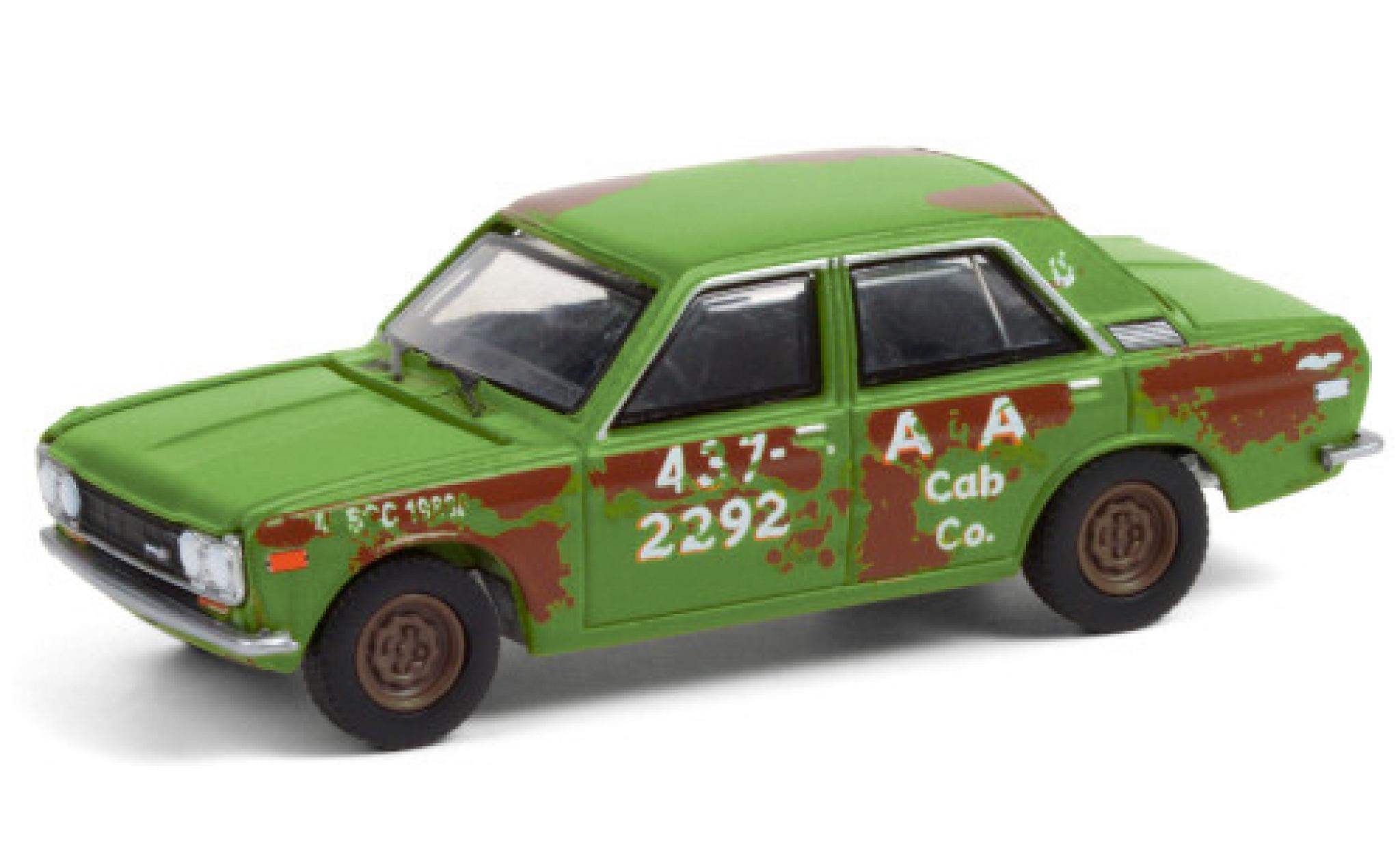 Datsun 510 1/64 Greenlight A&A Cab Co. 1970 4-Door Sedan avec traces de vieilissement modellino in miniatura
