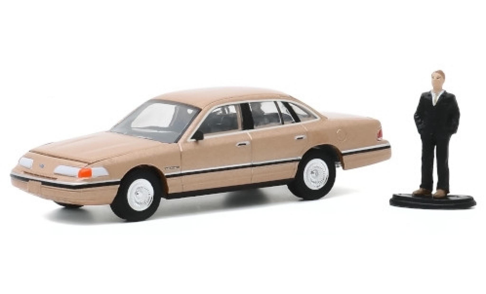 Ford Crown 1/64 Greenlight Victoria LX metallico beige 1992 avec figurine modellino in miniatura