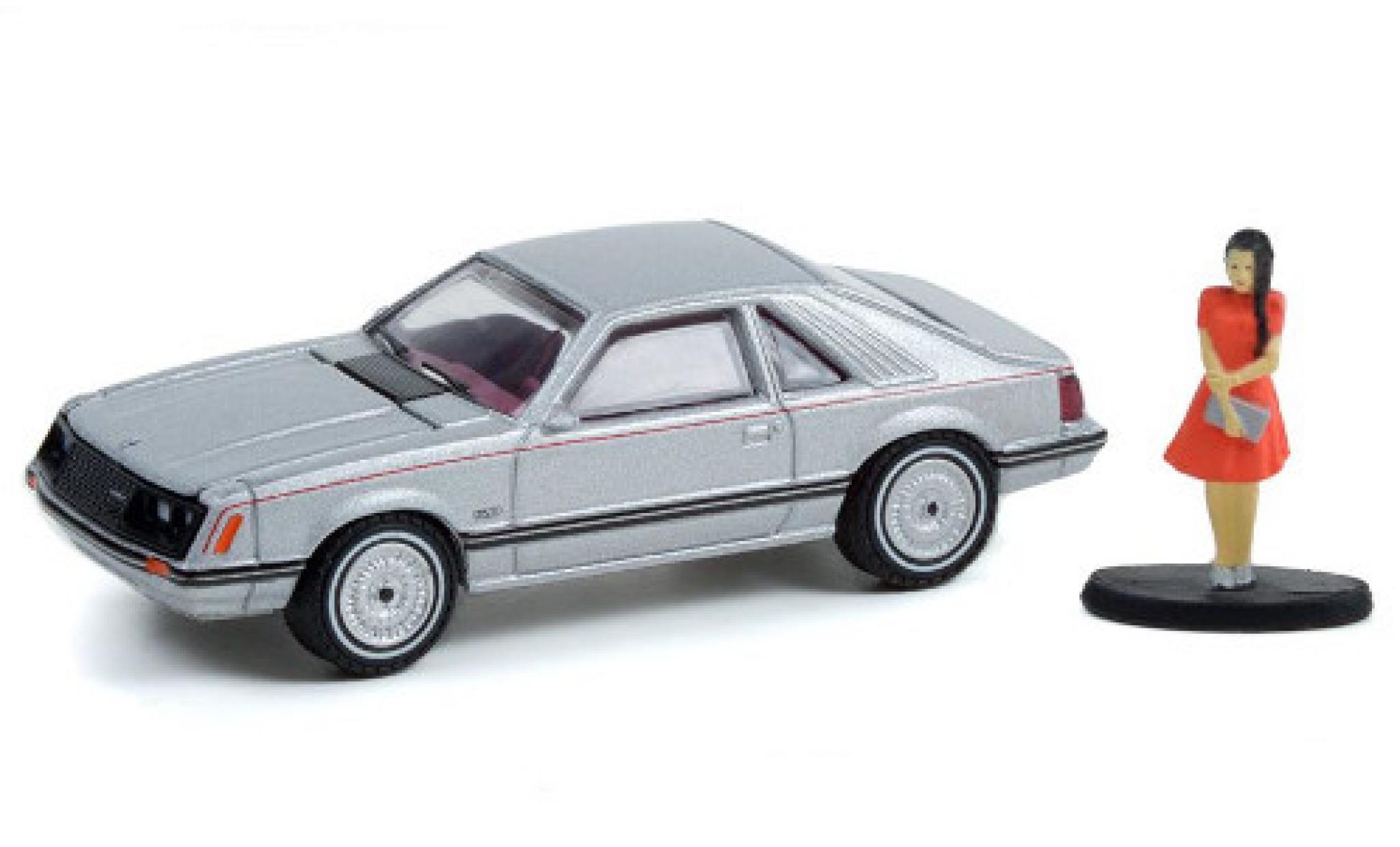 Ford Mustang 1/64 Greenlight Ghia grigio 1979 mit Figur modellino in miniatura