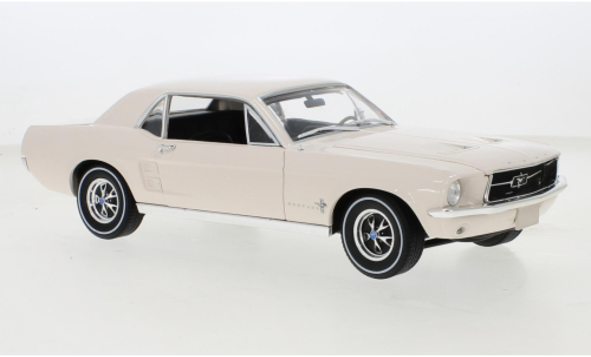 Ford Mustang 1/18 Greenlight beige 1967 modellino in miniatura