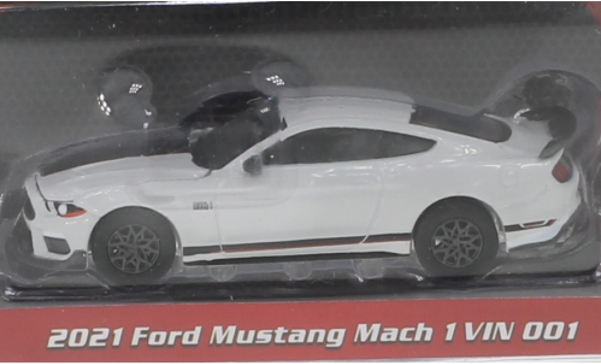 Ford Mustang 1/64 Greenlight Mach 1 bianco/nero 2021 modellino in miniatura